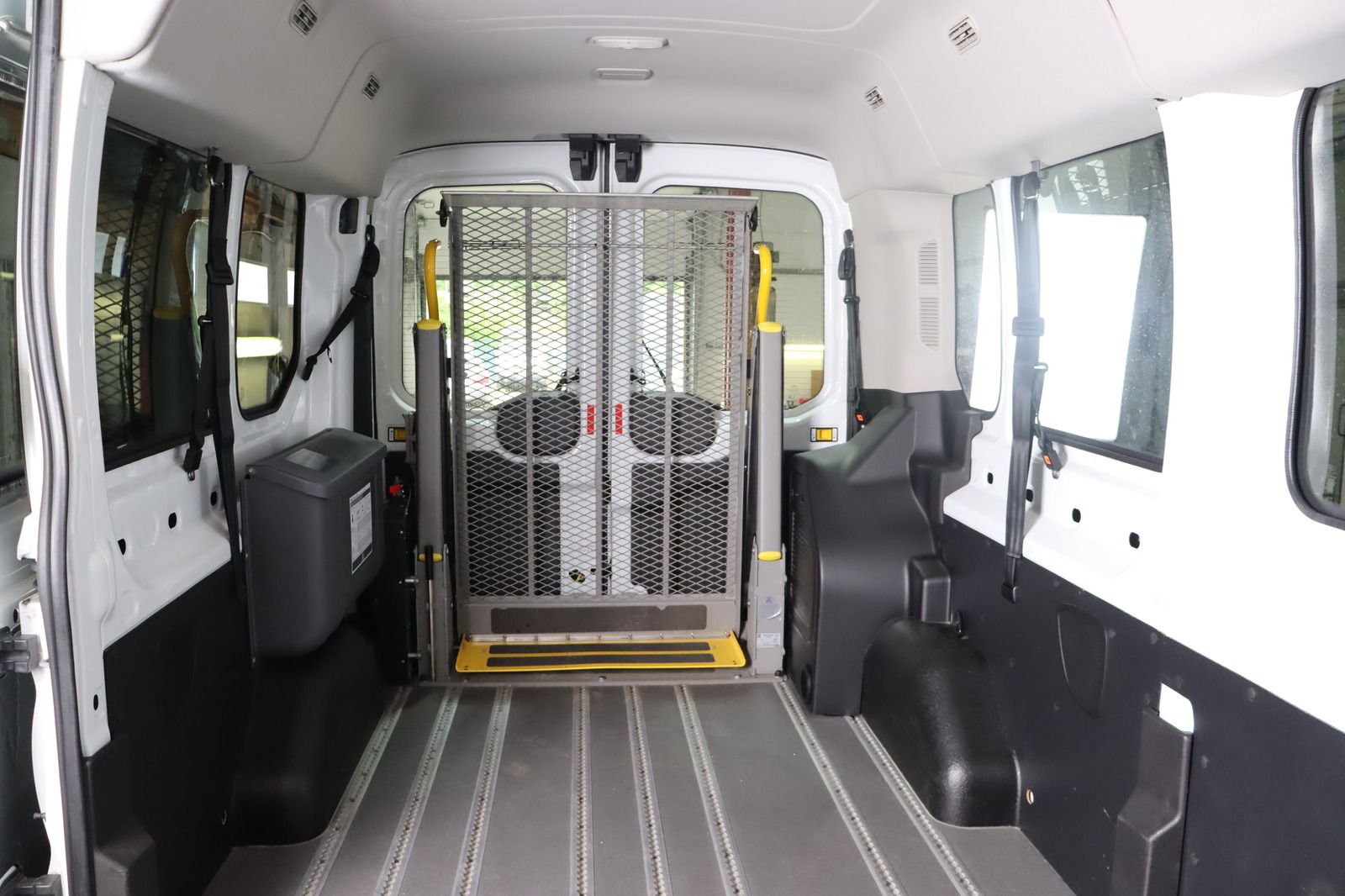 Fahrzeugabbildung Ford Transit 350 L2H2 * Rollstuhlrampe* RFK *