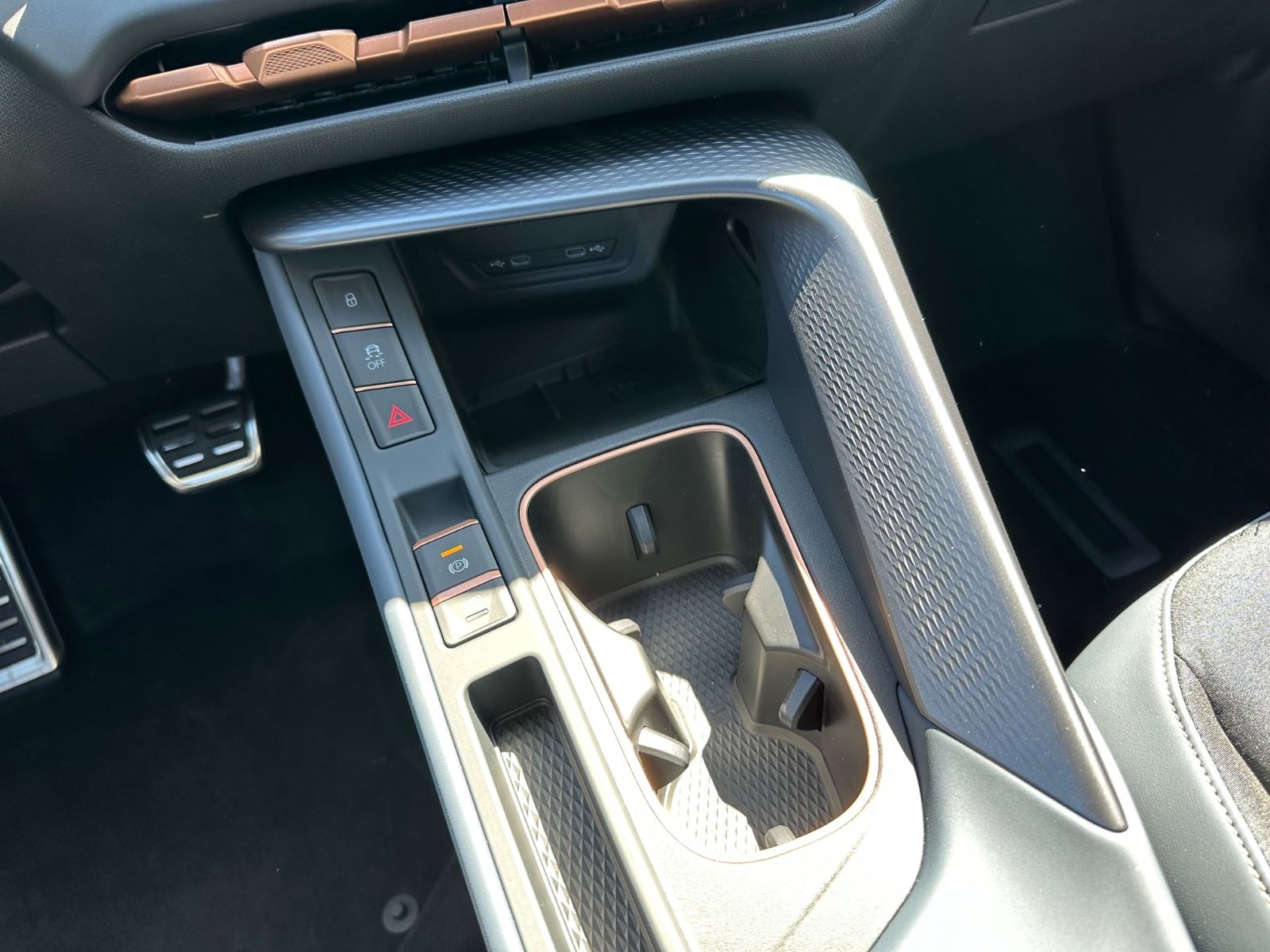 Fahrzeugabbildung CUPRA Terramar 1.5 eTSI DSG Navi/Pano/ACC/LED/AHK/GJR