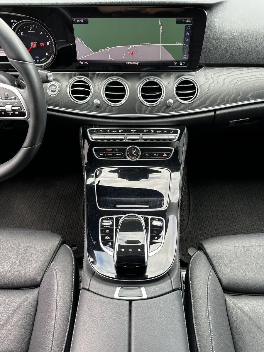 Fahrzeugabbildung Mercedes-Benz E 300de T AMG-Line NAV+LED+AHK+KAMERA+HEAD-UP+PP