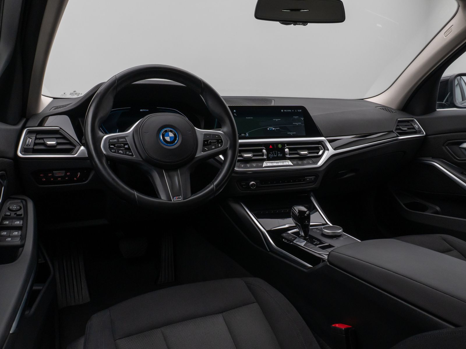 Fahrzeugabbildung BMW 330e Stop&Go DAB Kamera Alarm MSportleder 17Zoll