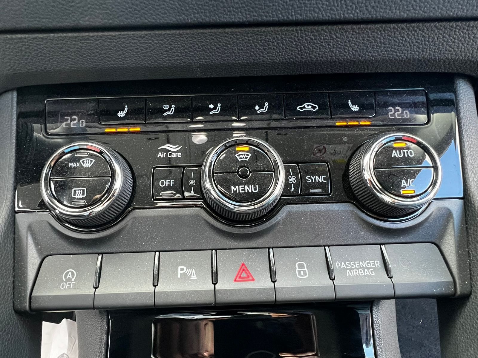 Fahrzeugabbildung SKODA Karoq 1.5 TSI DSG*RFK*SideAss*eHeck