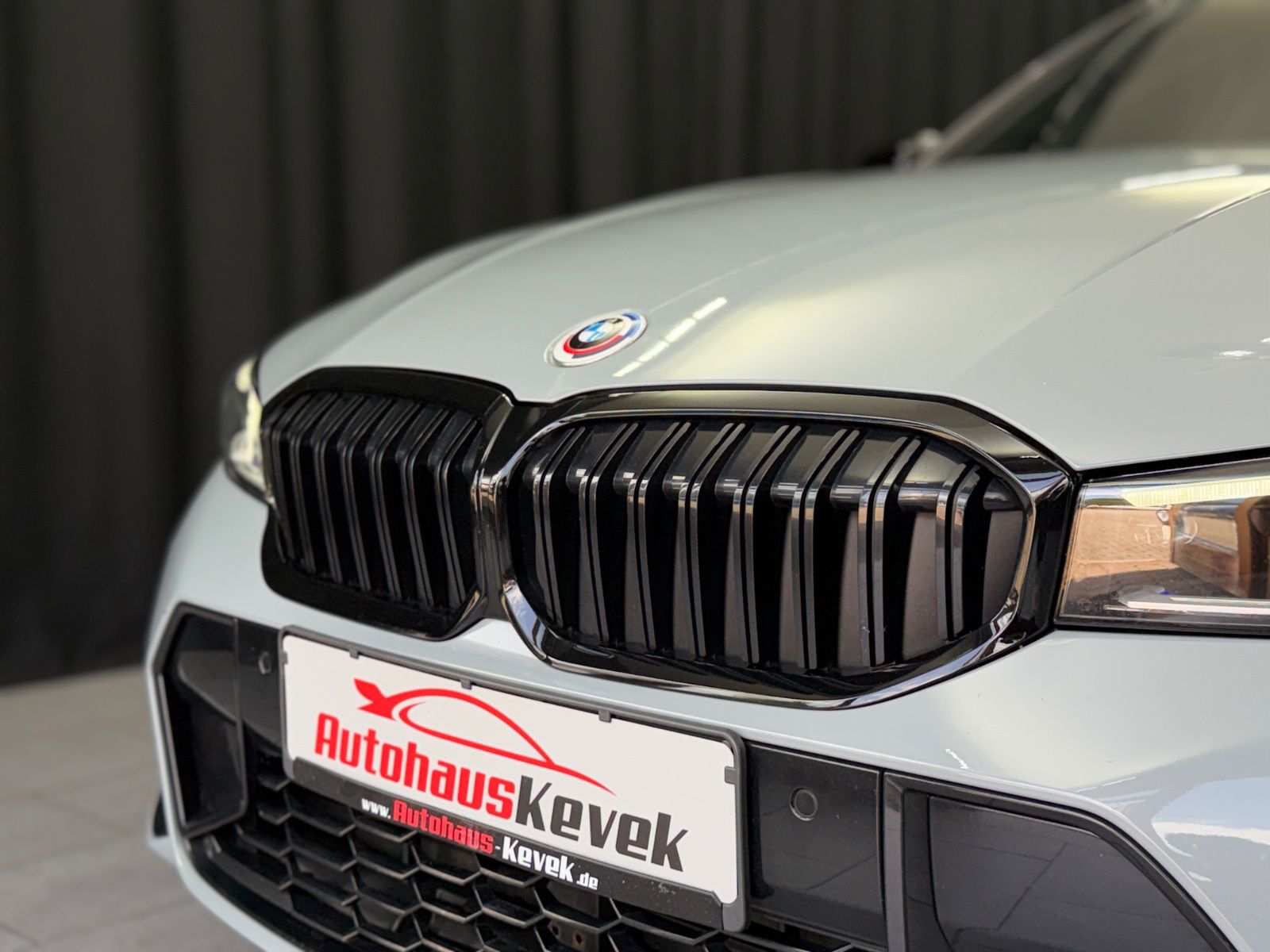Fahrzeugabbildung BMW 330e Touring M Sport|HEAD-UP|NAVI|HIFI|WIDESCREE