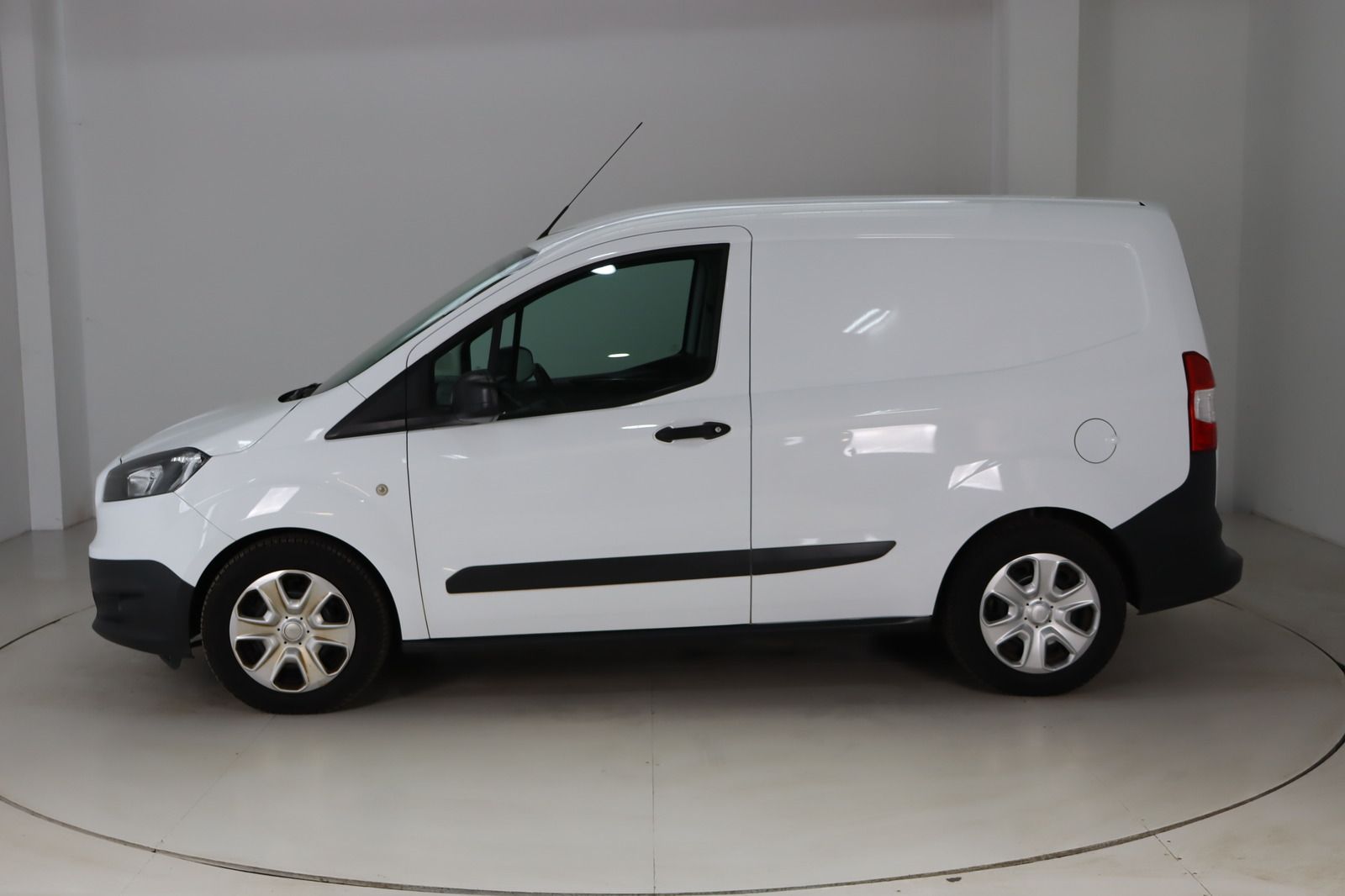 Fahrzeugabbildung Ford Transit Courier AHK * HU/AU bis 08.2027 * 1.Hand
