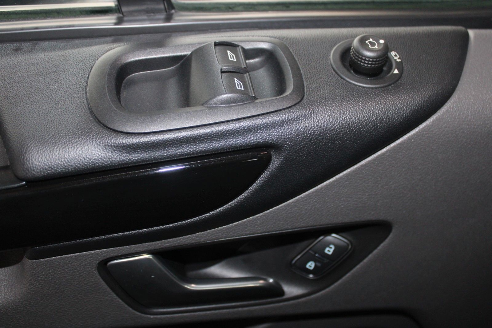 Fahrzeugabbildung Ford Transit Custom TRAIL AHK Bott Einrichtung Leder