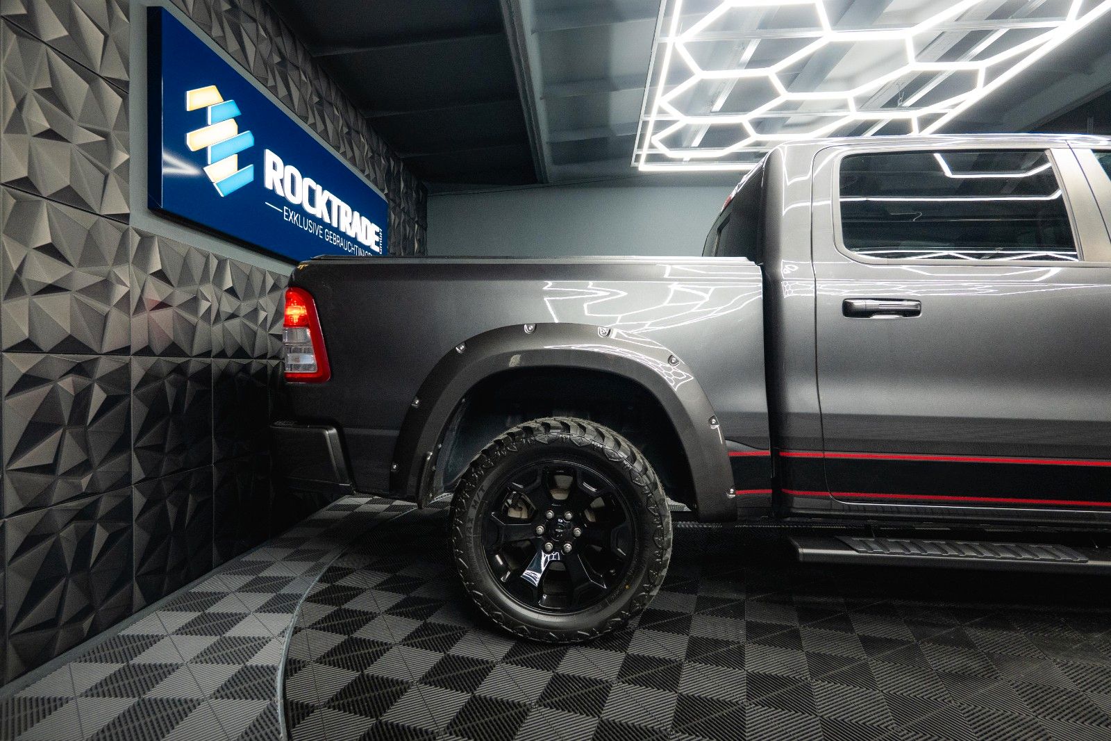 Fahrzeugabbildung Dodge RAM 5.7 V8 HEMI 4x4 OFFROAD Night-Paket *LED*19%