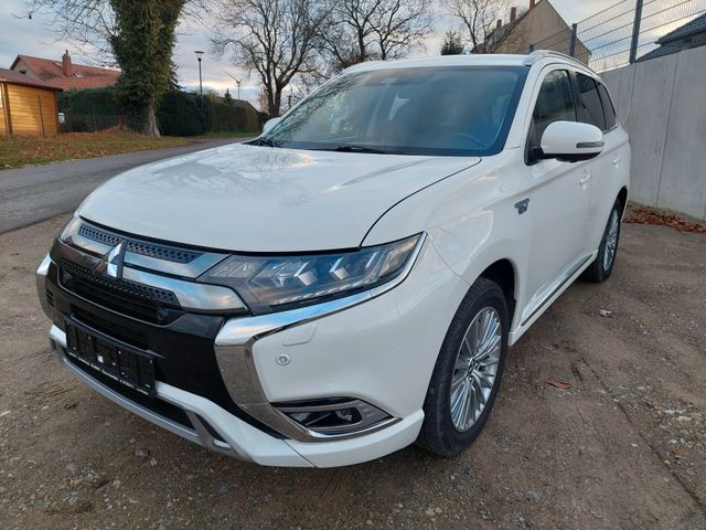 Mitsubishi Outlander PHEV Plus 4WD