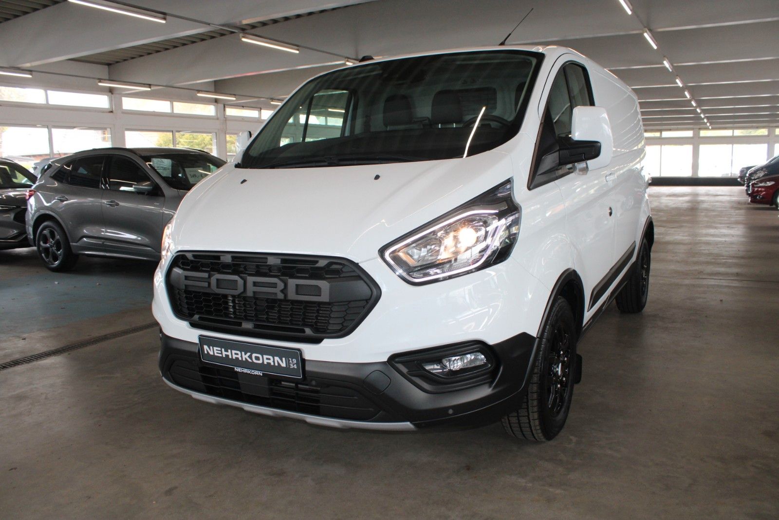Fahrzeugabbildung Ford Transit Custom TRAIL AHK Bott Einrichtung Leder