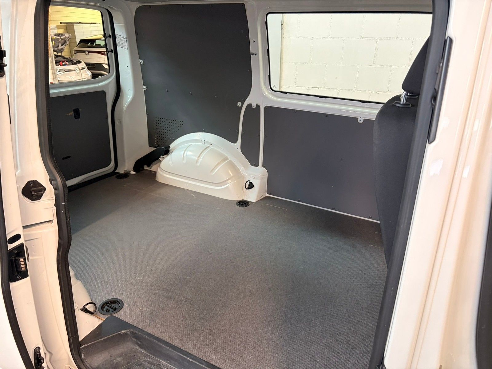 Fahrzeugabbildung Volkswagen T6.1 Transporter Kasten 2,0 TDI +AHK+Licht&Sicht