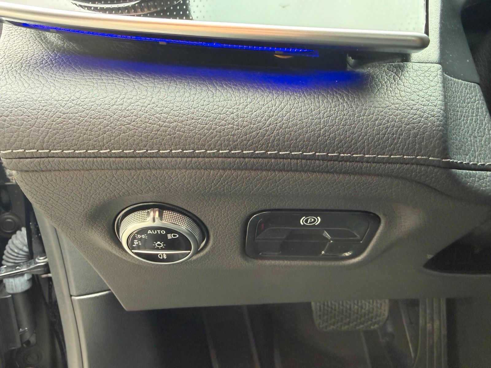 Fahrzeugabbildung Mercedes-Benz EQE 300 Avantgarde+AHK+RFK+Ambiente+HaLenkung