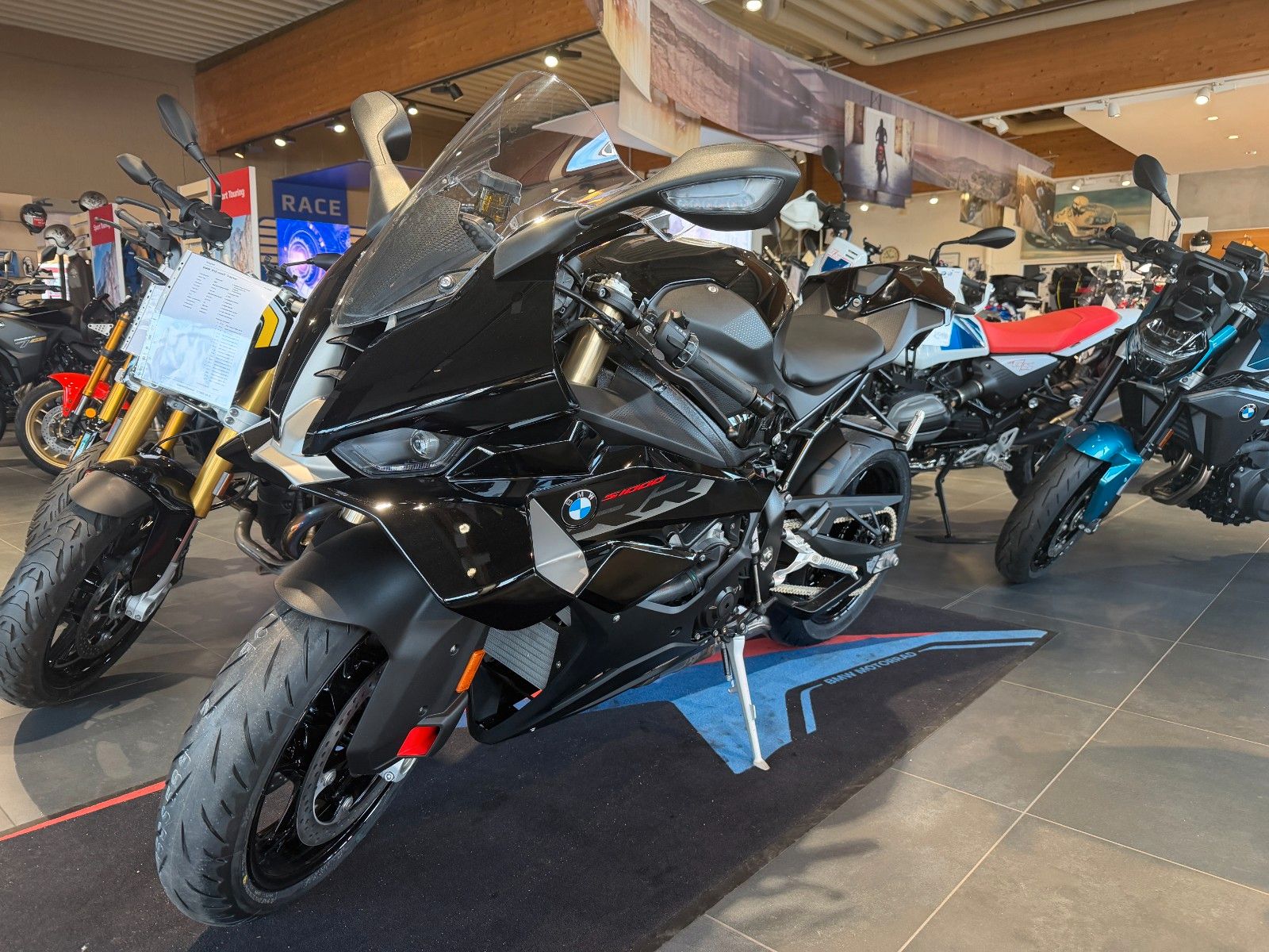 Fahrzeugabbildung BMW S 1000 RR  Race und Dynamik Paket
