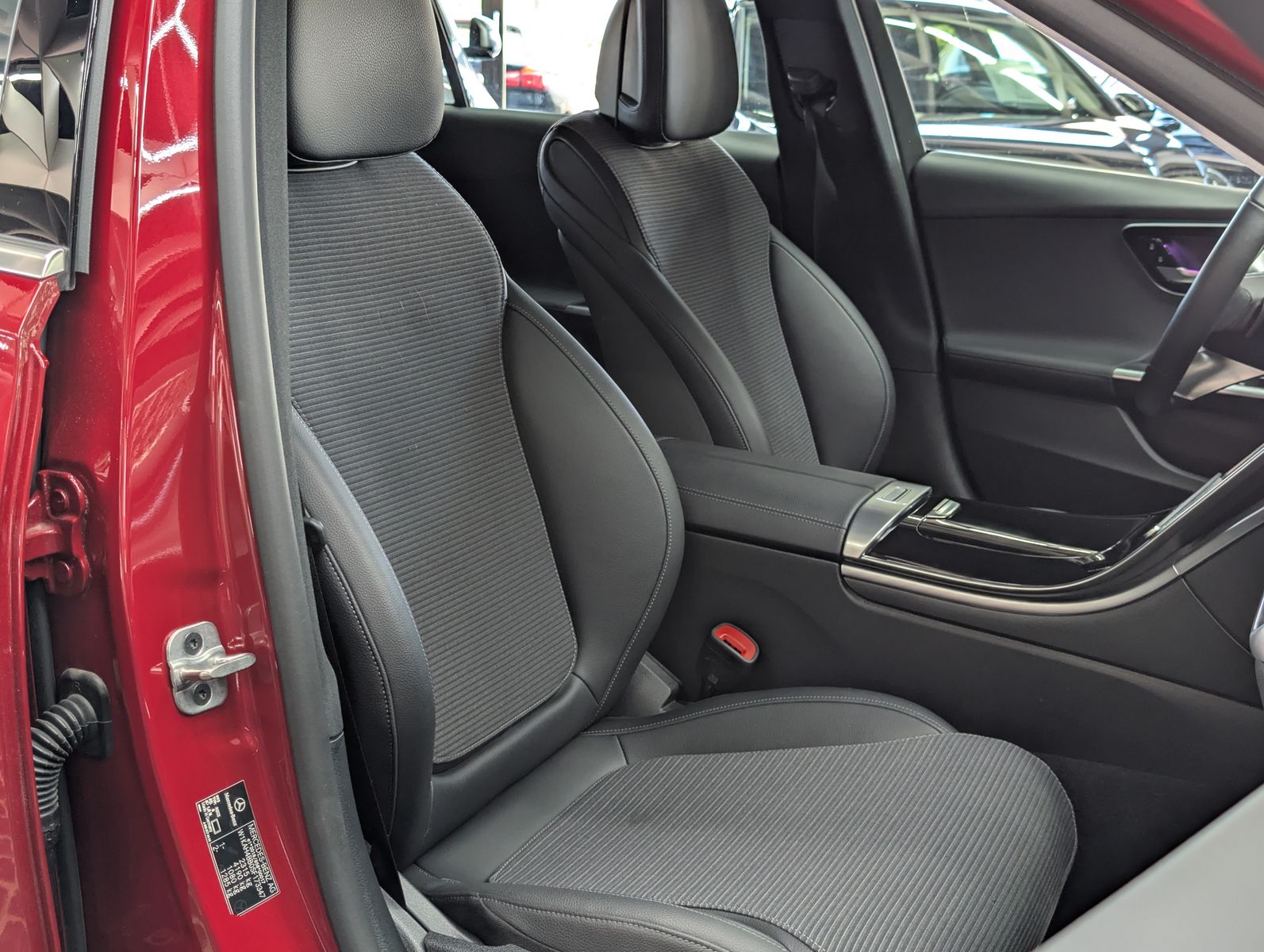 Fahrzeugabbildung Mercedes-Benz C 180 T AVANTGARDE MBUX AHK KAM VIRT AMBI WINTER