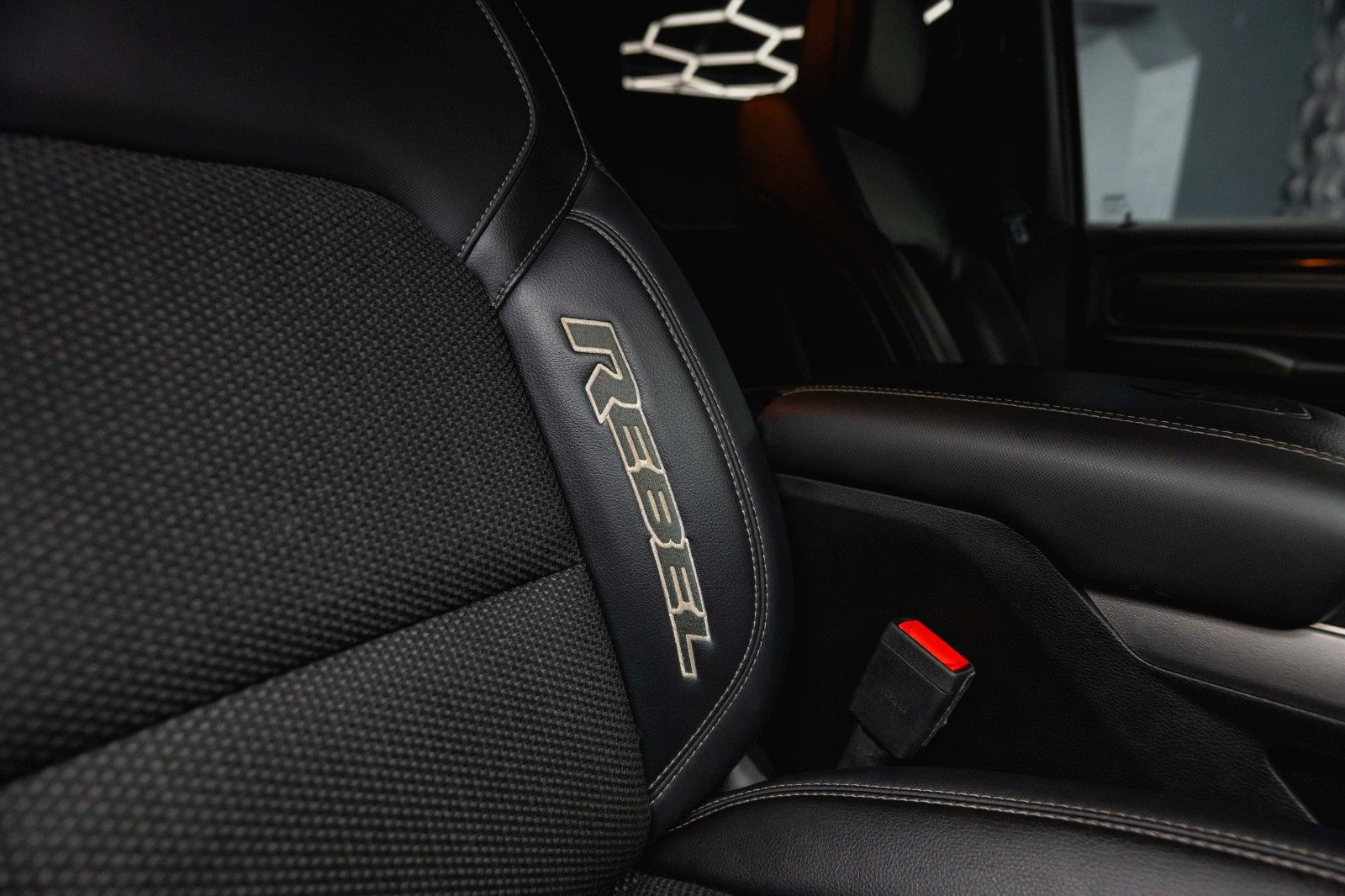 Fahrzeugabbildung Dodge RAM 5.7 V8 HEMI 4x4 REBEL OFFROAD Night AxleLock