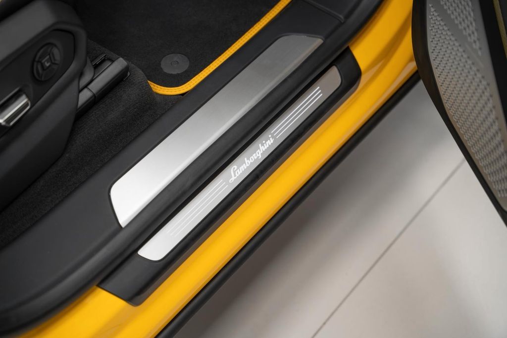 Urus 4.0 V8 S YELLOW/BLACK YELLOW PANO B&O - Bild 28