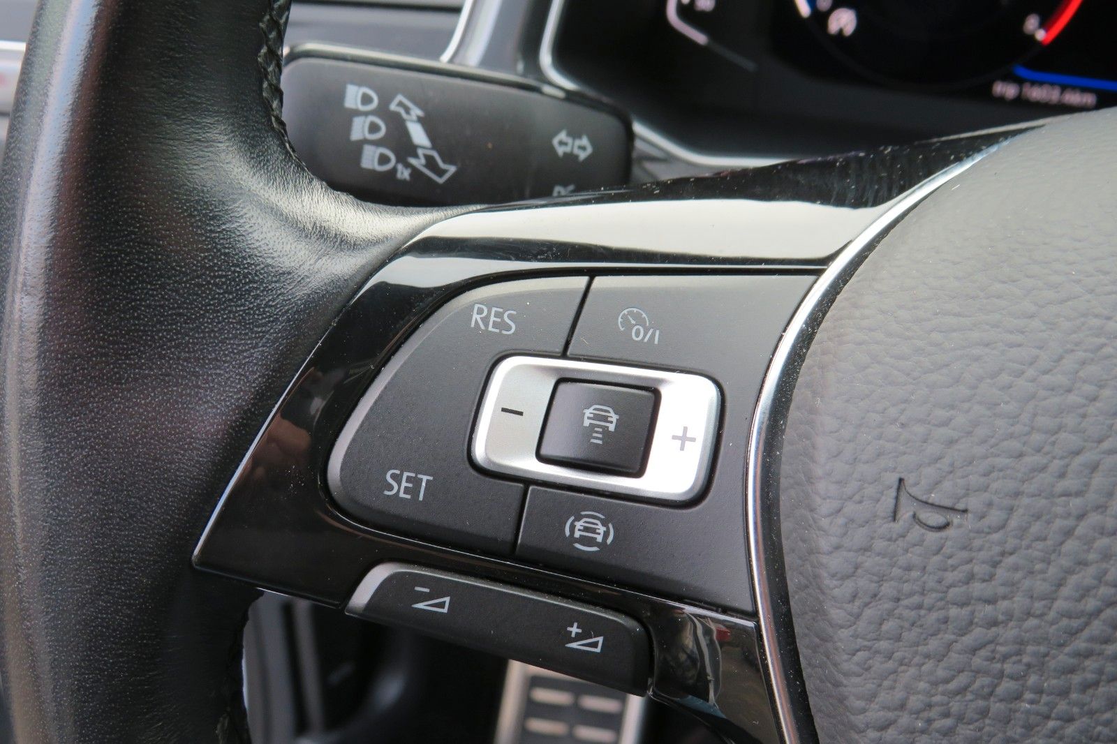 Fahrzeugabbildung Volkswagen T-Roc Sport R-LINE PANO 18`LED NAVI BEATS 1.HD