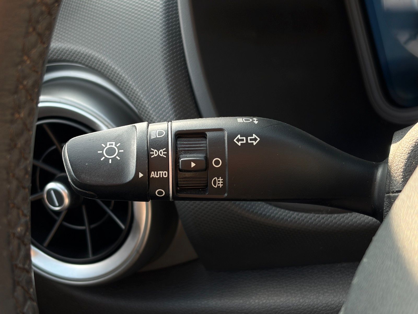 Fahrzeugabbildung Hyundai KONA E Select SHZ ACC PDC LKA Navi WiFi CarPlay