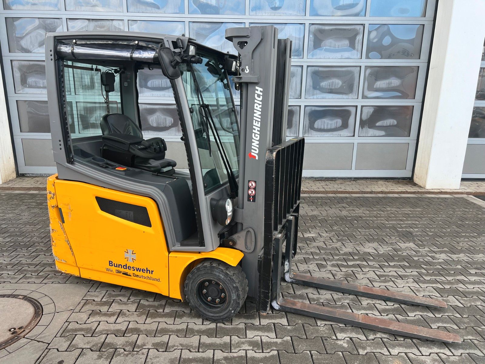 Fahrzeugabbildung Jungheinrich EFG 218 / Triplex 4.30m / SS / nur 1.738h