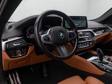 Fahrzeugabbildung BMW 520d xD Tour M Sport HI-FI M Sportfahrwerk
