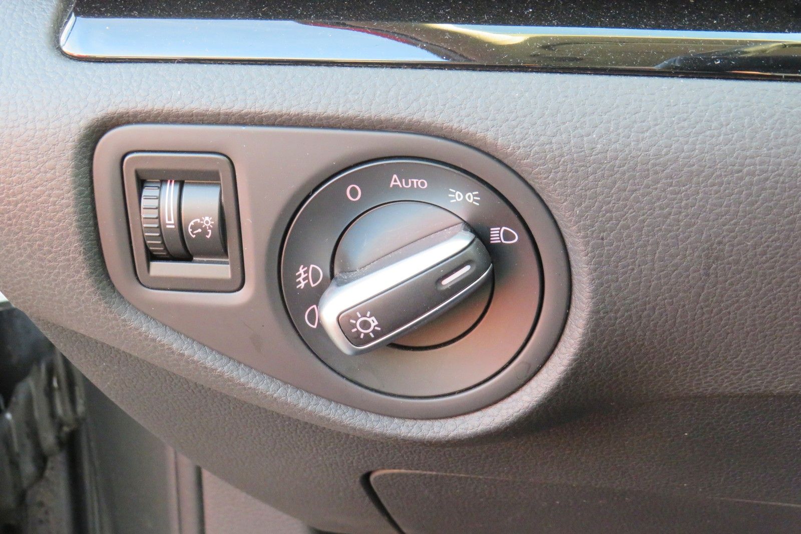 Fahrzeugabbildung Volkswagen Sharan Highline TDI DSG 7-S XENON ACC AHK "VOLL"