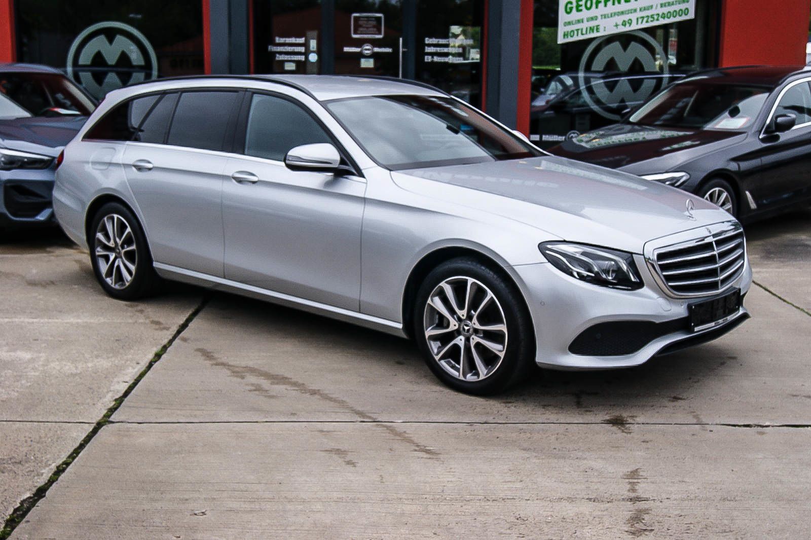 Fahrzeugabbildung Mercedes-Benz E 200 T-Modell 7-SITZER STANDHEIZUNG MULTI-BEAM