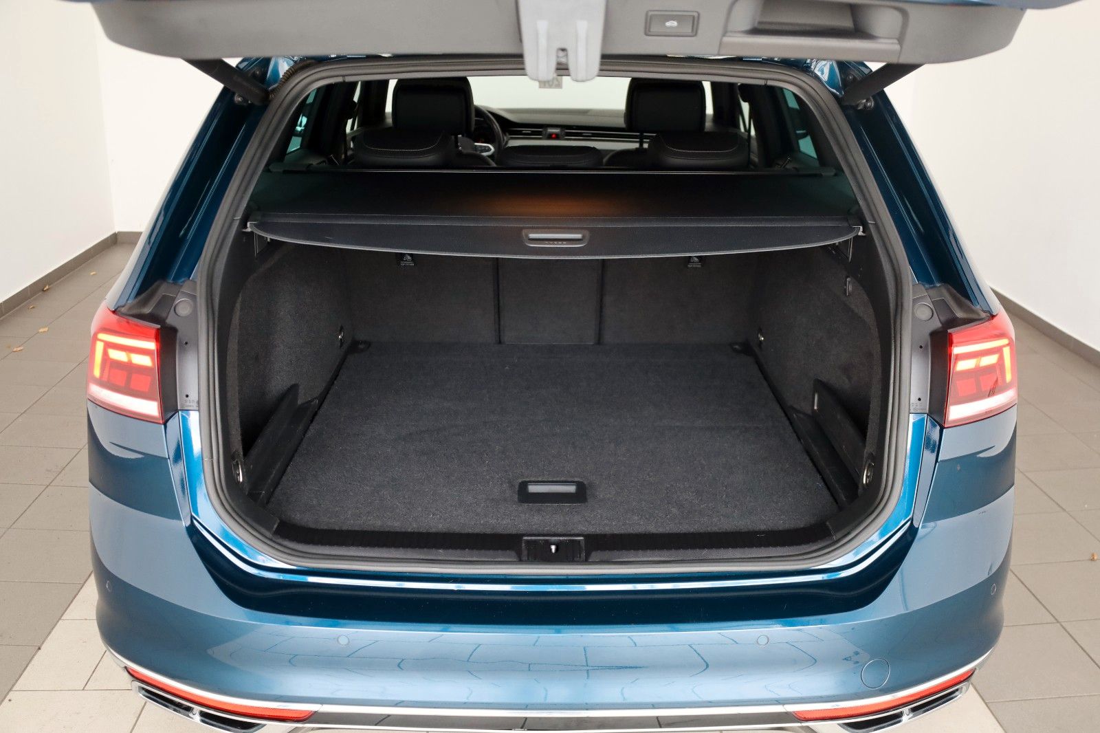 Fahrzeugabbildung Volkswagen Passat Variant R Line TLeder,Navi,LED,ACC,Kamera