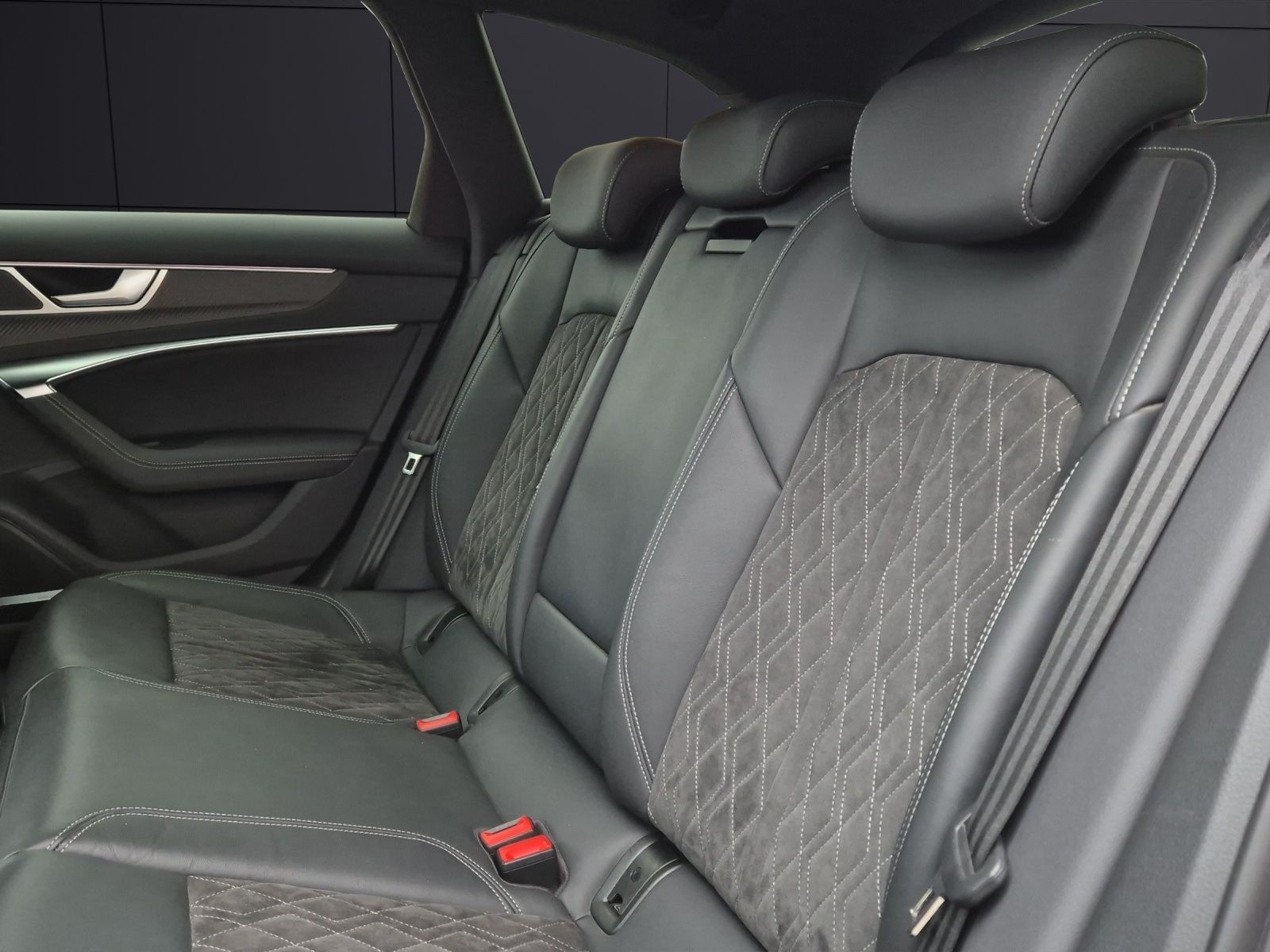 Fahrzeugabbildung Audi S6 Avant TDI quattro HDMatrix Navi Pano B&O AVC