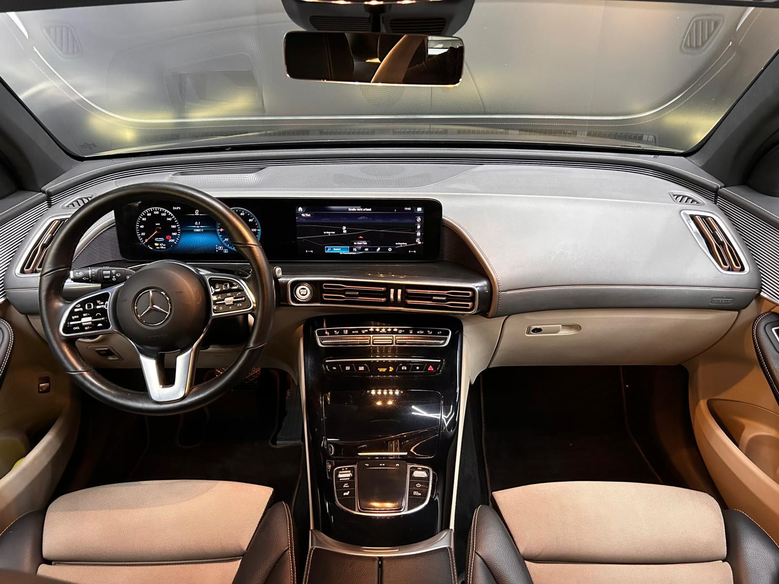 Fahrzeugabbildung Mercedes-Benz EQC 400 4M WIDES+MULTIB+HEAD+ACC+SHZ+AHK+WP+360+