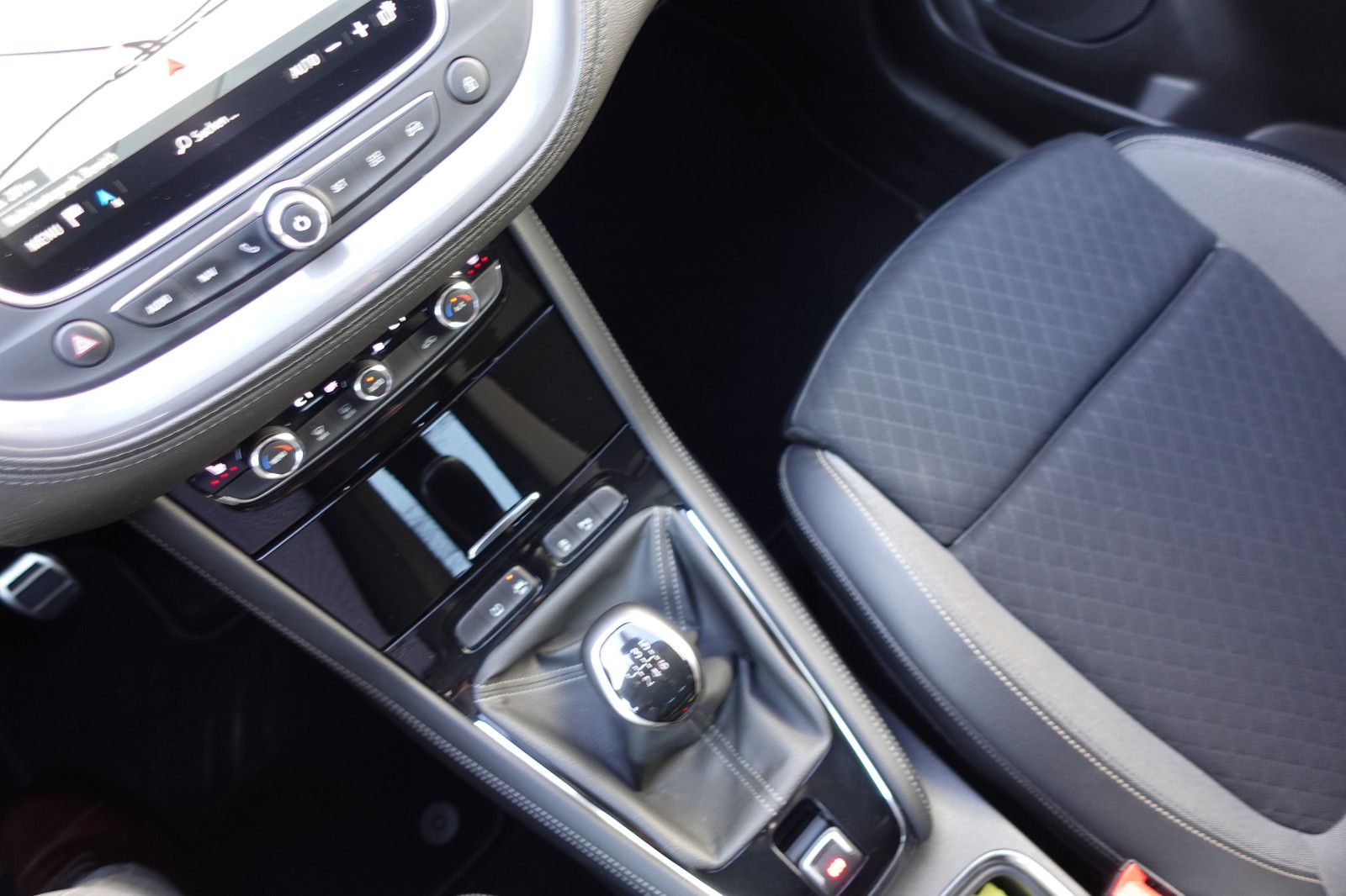 Fahrzeugabbildung Opel Grandland X 1.2Turbo AHK,Sitzh.,Navi,PDC,Kamera