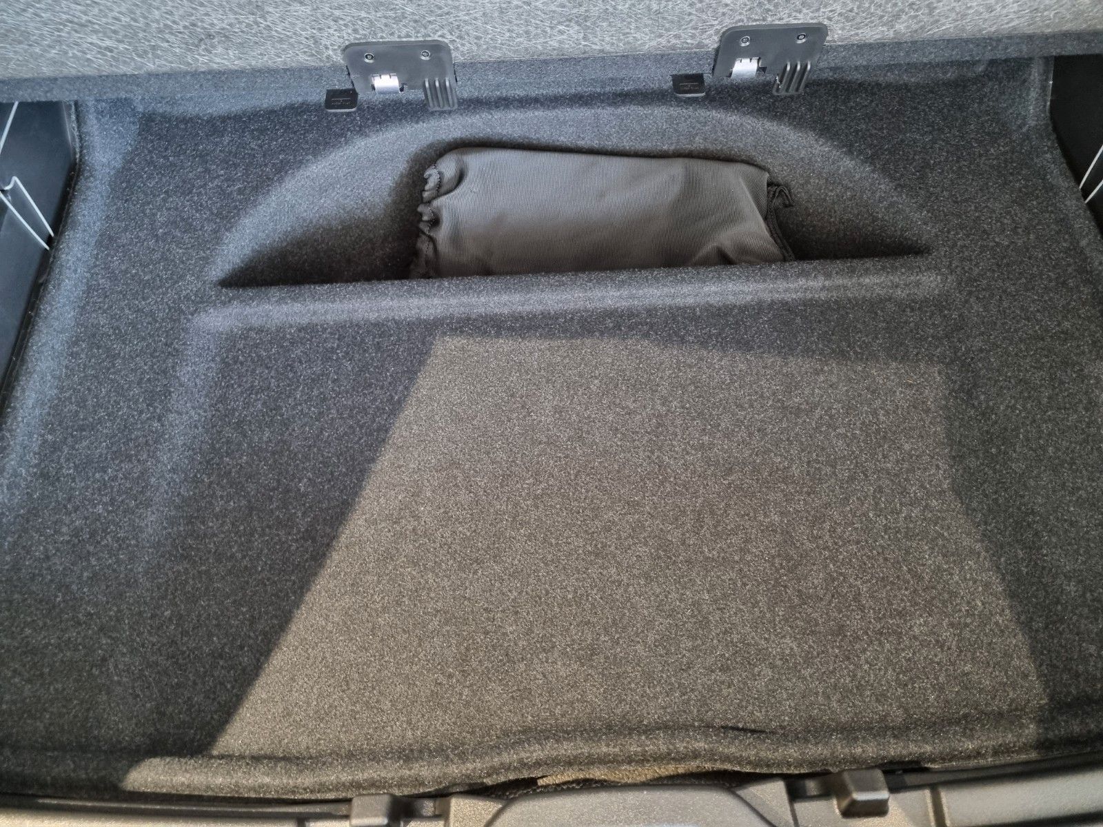 Fahrzeugabbildung Volvo XC40 Plus Dark 2WD Fahrer/Driver-Paket Ganzjahre