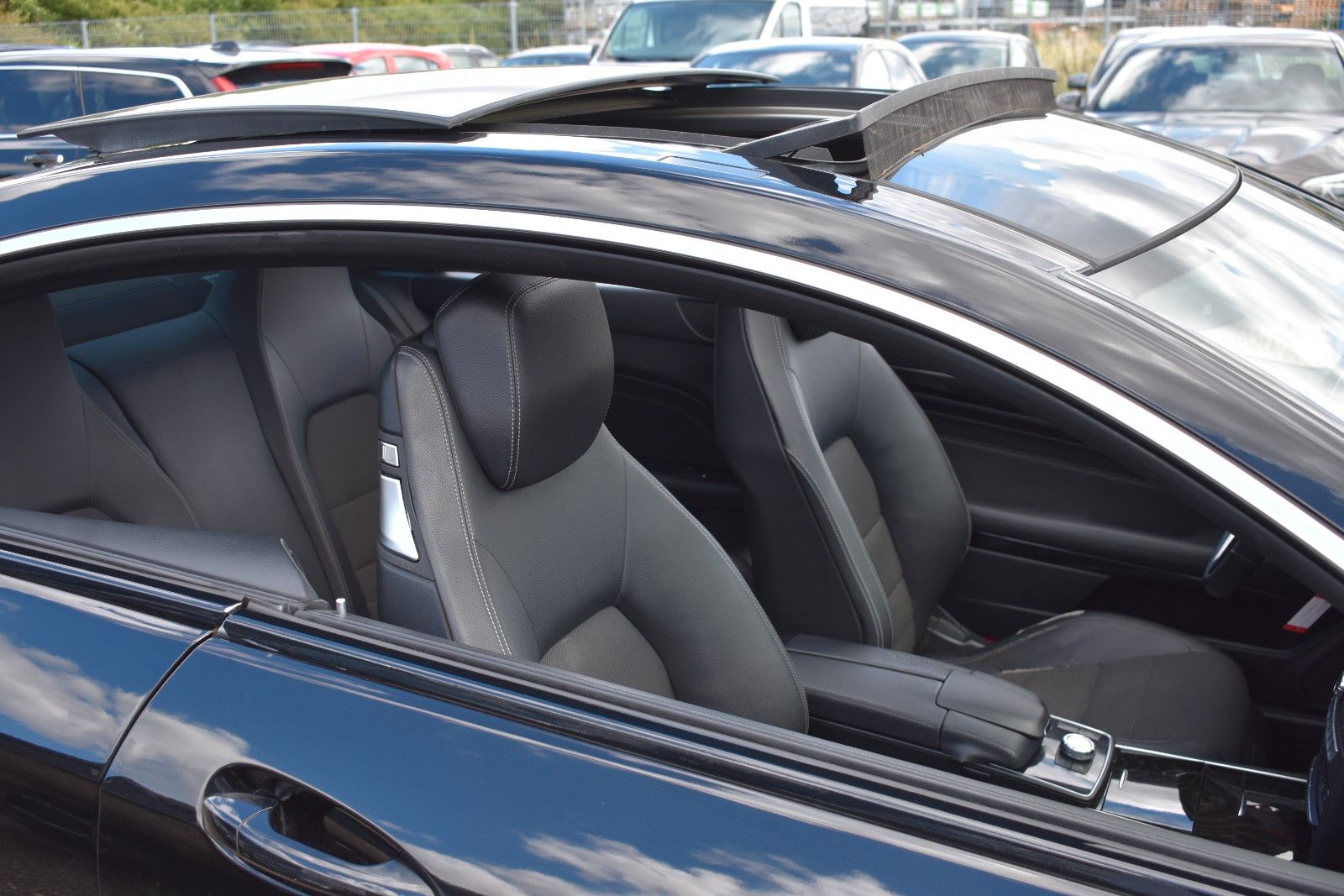Fahrzeugabbildung Mercedes-Benz E 200 Coupe  ILS /Panorama/SHZ/Navi/19 Zoll