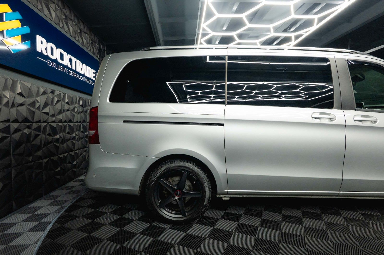 Fahrzeugabbildung Mercedes-Benz V 220 CDI EDITION Sport lang *ACC*DAB*6 Sitze*