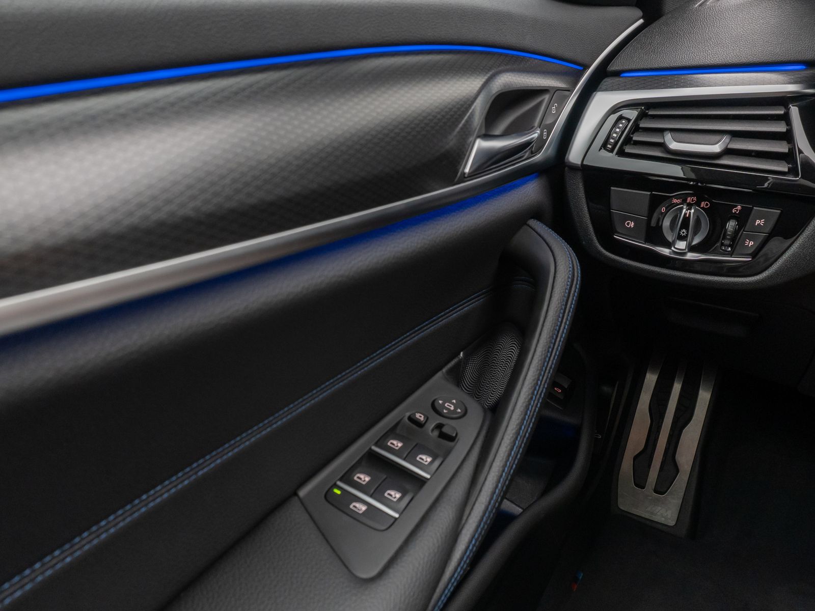 Fahrzeugabbildung BMW 540d xD M Sport Panorama DAB B&W Fernlichtassist