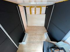 Iveco Großraumkasten mit vielen Teilen