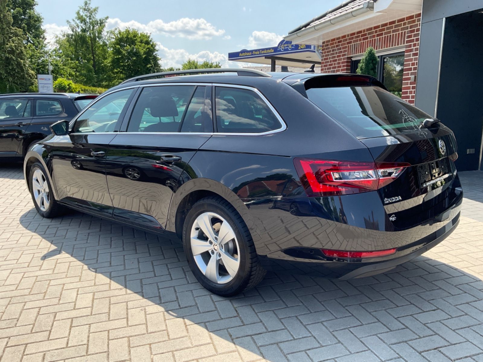 Fahrzeugabbildung SKODA Superb Kombi 2.0 TDI DSG AMBITION,Navi,Kamera