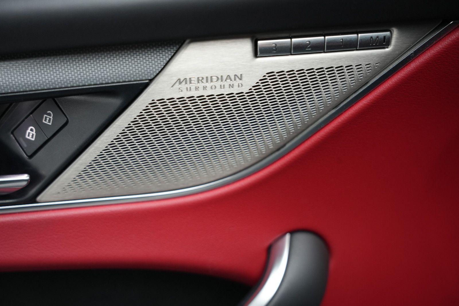 Fahrzeugabbildung Jaguar F-Pace F-PACE SVR /PANO/MERIDIAN/HUD/360°KAM/MEM