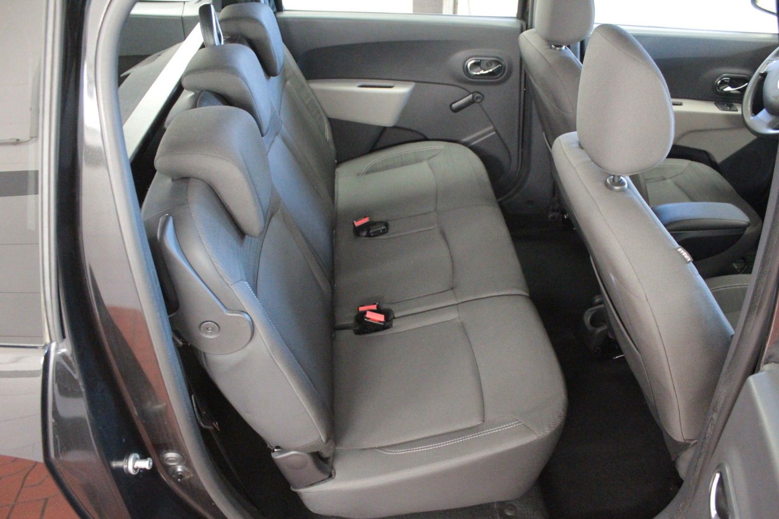 Fahrzeugabbildung Dacia Lodgy TCE 115  Lauréate *Navigation