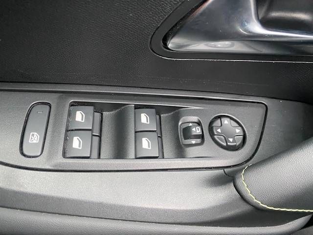 Fahrzeugabbildung Peugeot 2008 GT MildHybrid 145 e-DSC6