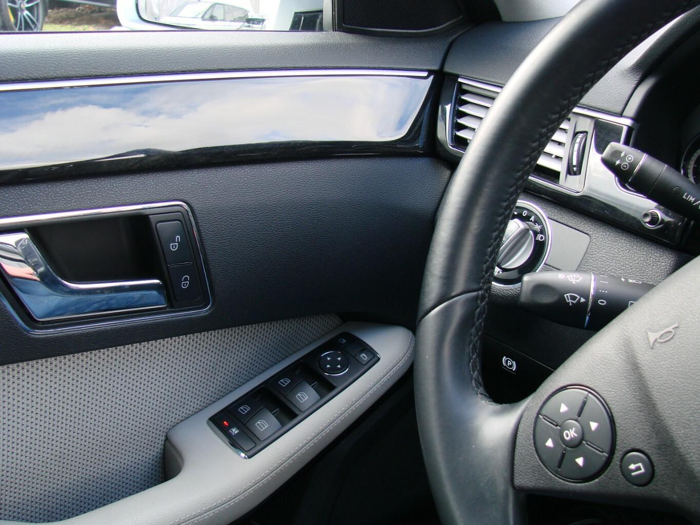 Mercedes-Benz E 220 CDI Avantgarde BlueEfficiency Multikonturs