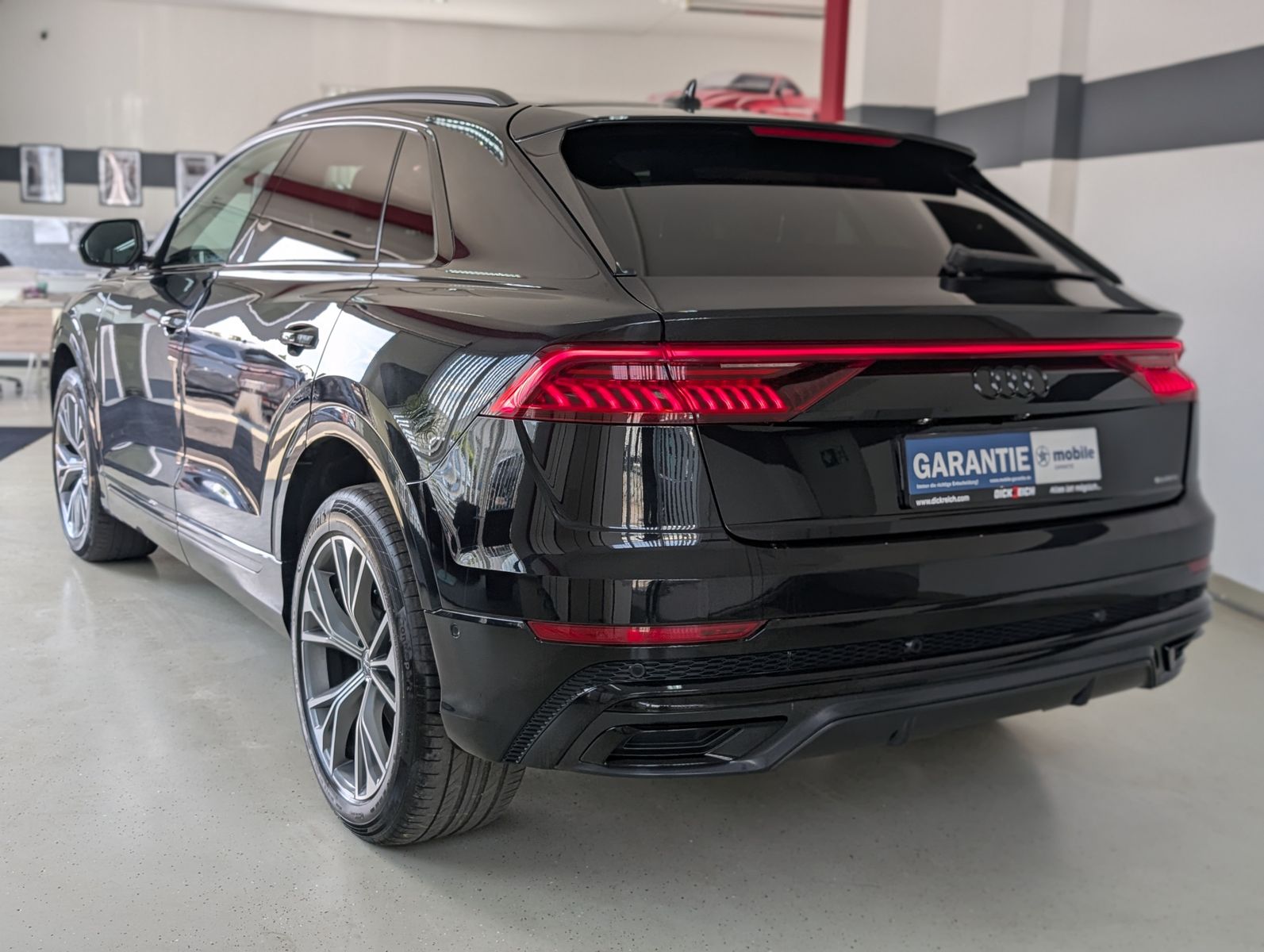 Fahrzeugabbildung Audi Q8 45 TDI Quattro S-line HD-MATRIX AHK LUFT 21"