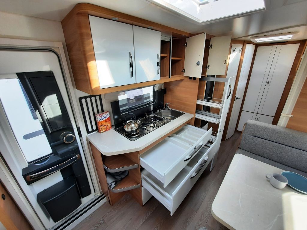 Fahrzeugabbildung Hobby De Luxe 545 KMF Autark/Mover/Combi 6/1. Hand