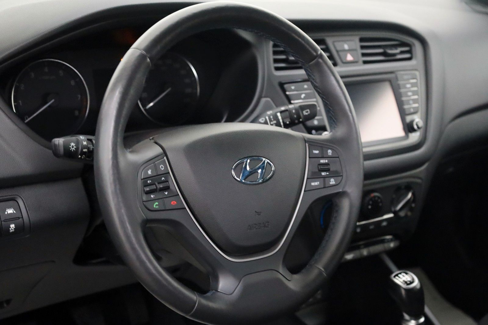 Fahrzeugabbildung Hyundai i20 Passion + Navi,SH,PDC,SR+WR