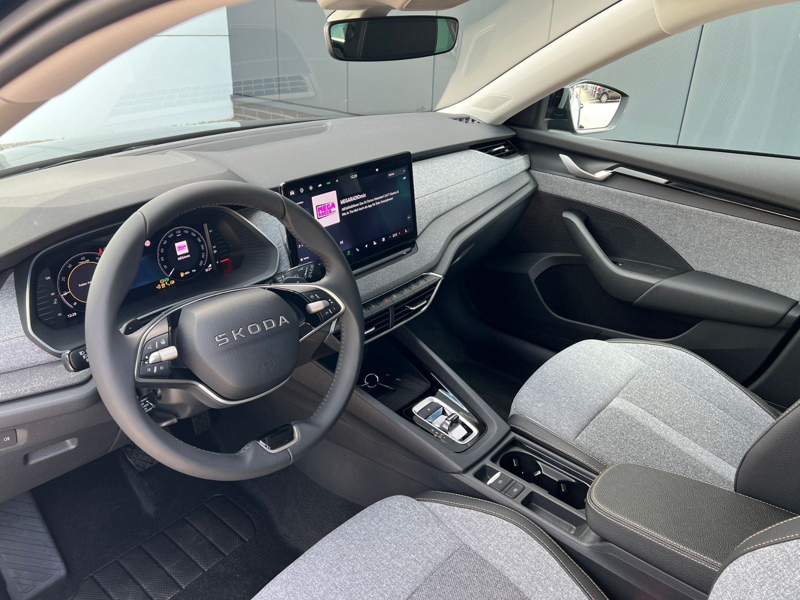 Fahrzeugabbildung SKODA Octavia Combi TOUR 2.0 TDI DSG *AHK, Travel Assi