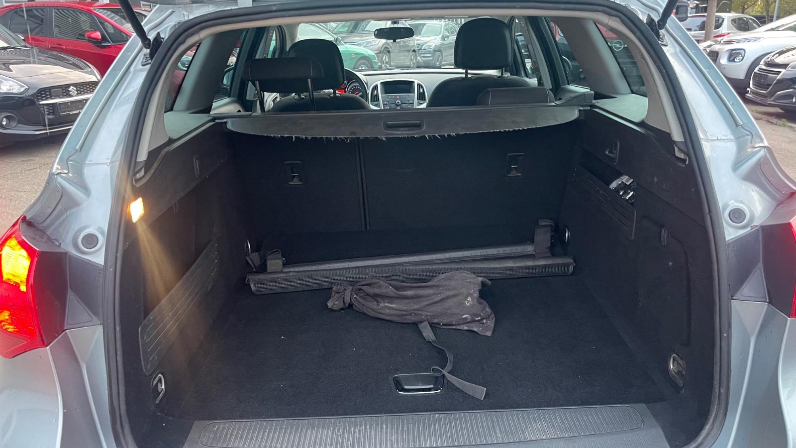 Opel Astra 2011 — photo 13
