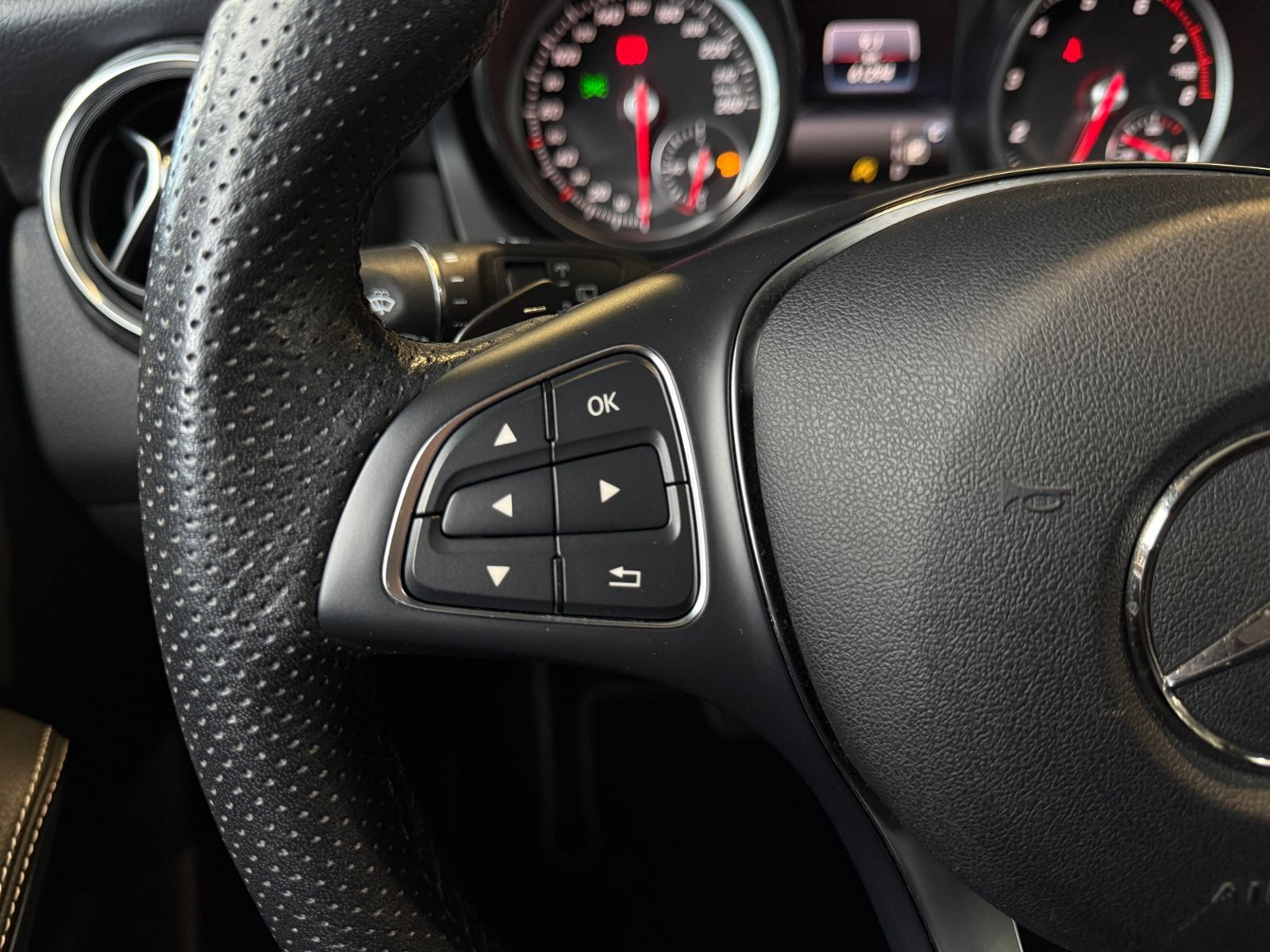 Fahrzeugabbildung Mercedes-Benz GLA 200 Night PANO LED NAVI