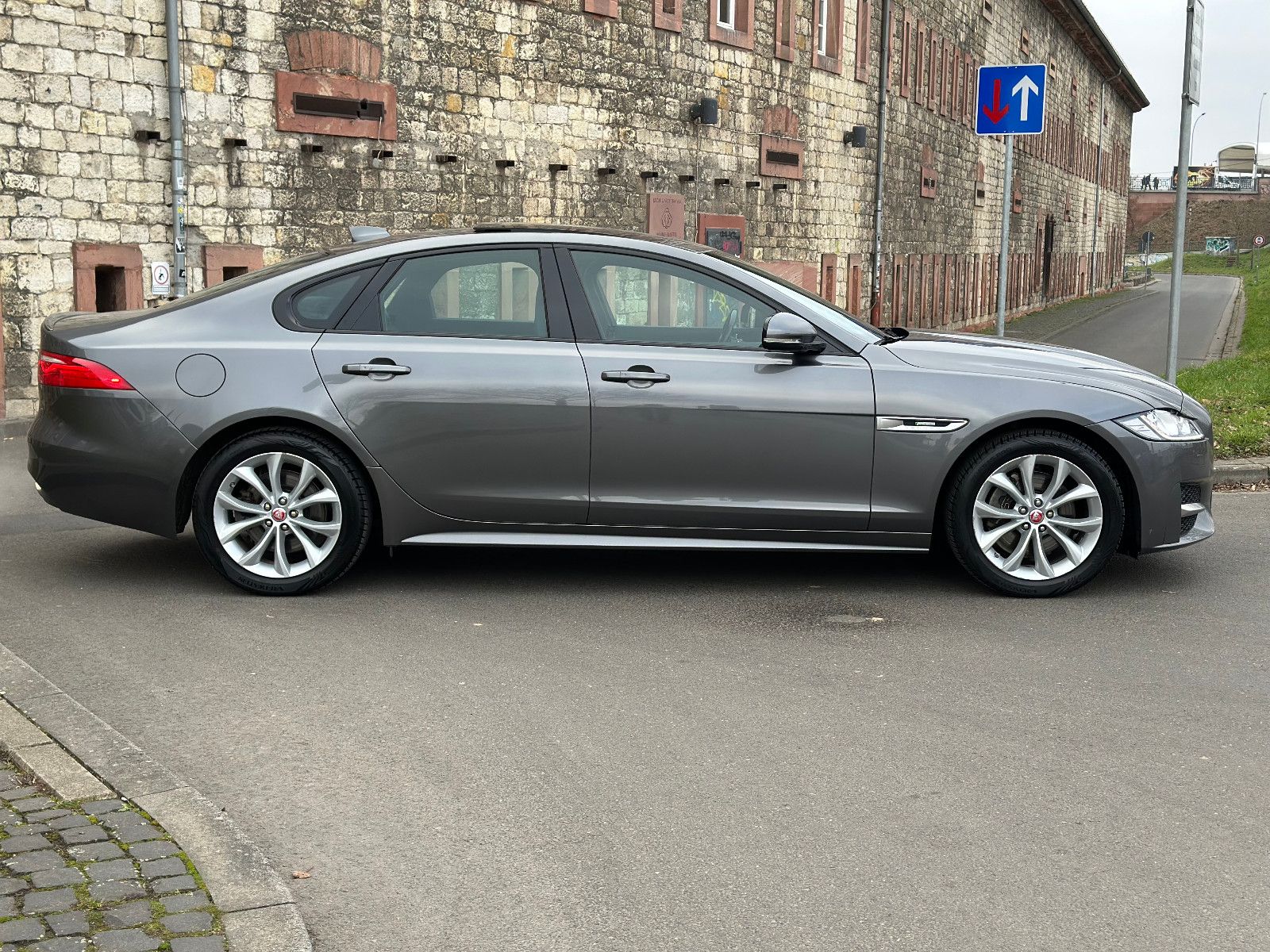 Fahrzeugabbildung Jaguar XF R-SPORT*MODELLJAHR 2019+PANO+STANDHEIZUNG*