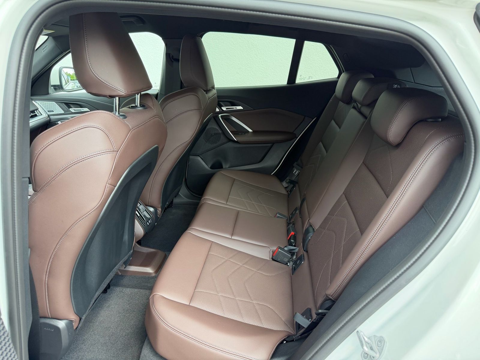 BMW iX2 - Bild 12