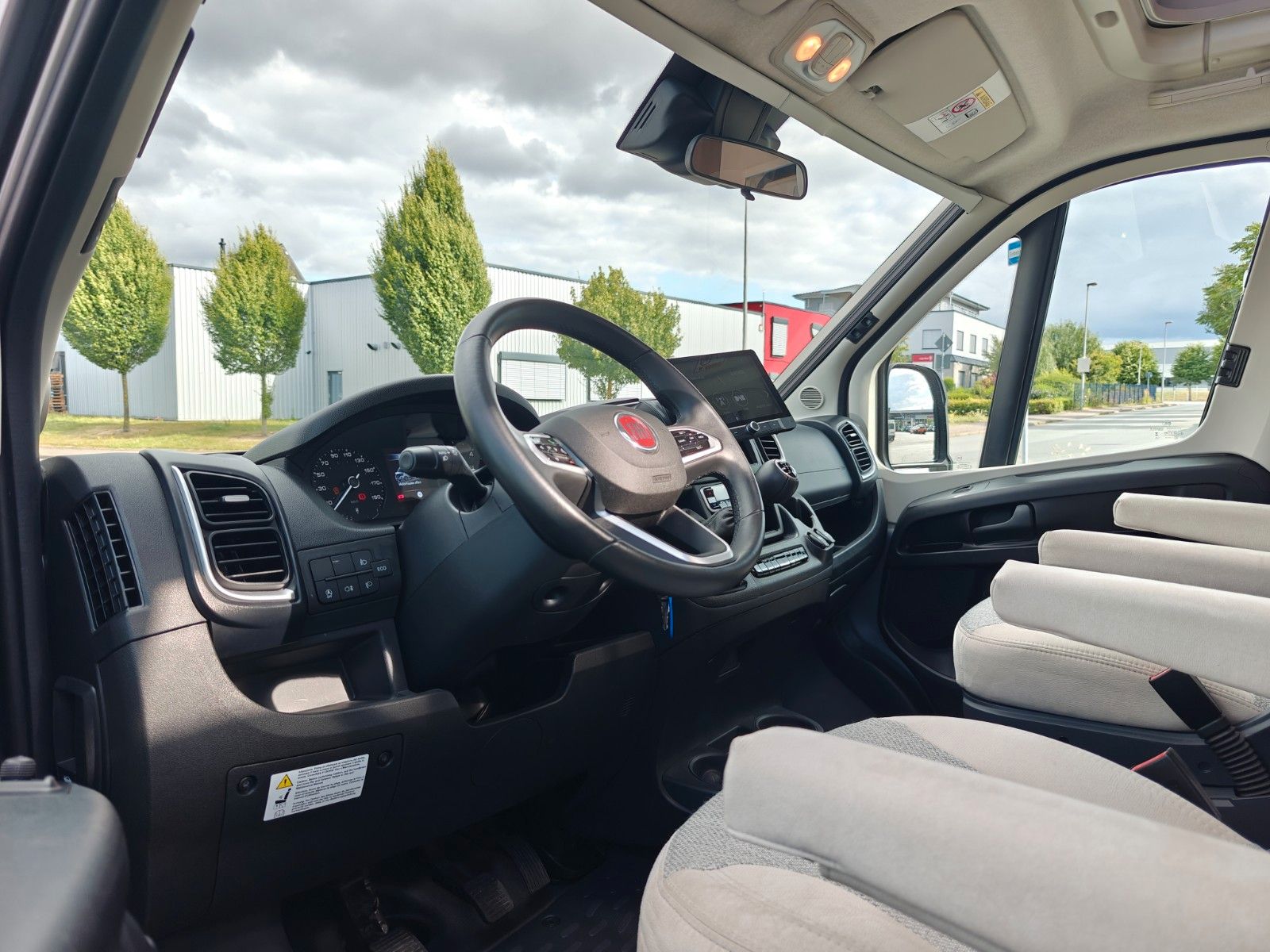 Fahrzeugabbildung Carado T-338 pro+ - SAT, TV, CarPlay, Kamera, Markise -