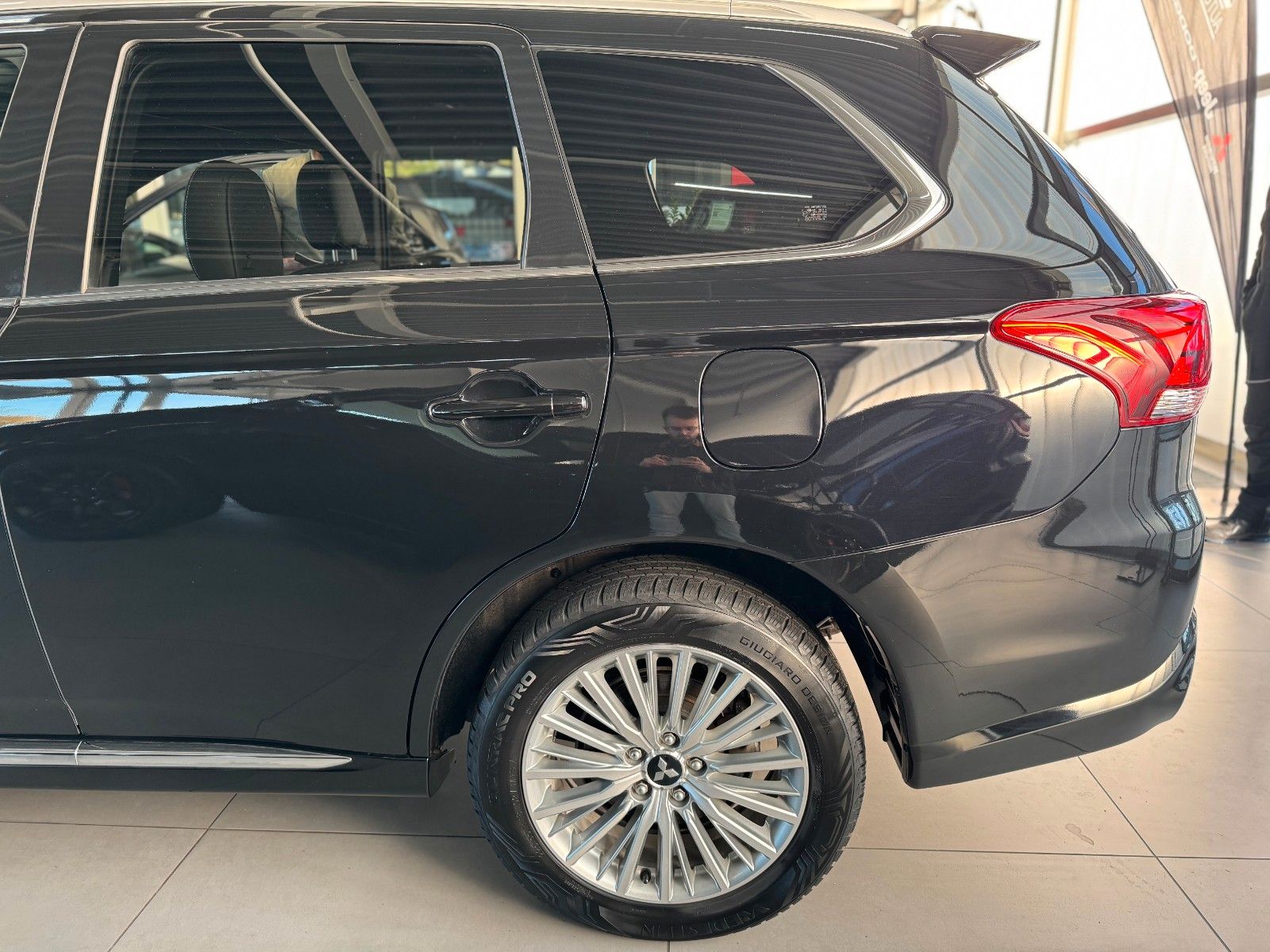 Fahrzeugabbildung Mitsubishi PHEV Outlander 4WD TOP AHK 1.HAND GJR