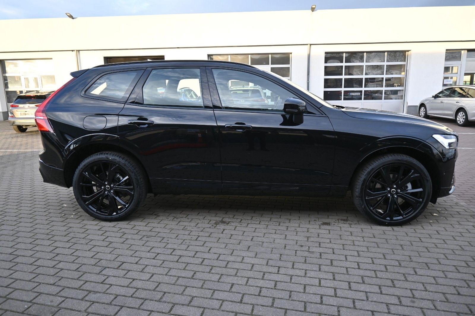 Fahrzeugabbildung Volvo XC60 B5 AWD Plus Black Edition*H&K*360°*ACC