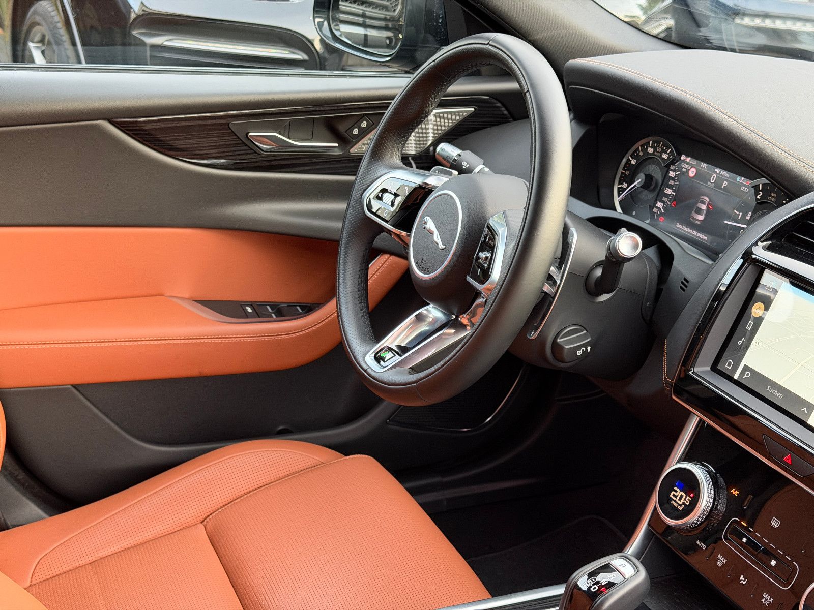 Fahrzeugabbildung Jaguar XE R-Dynamic Black/360°/NAVI/APPLE/SOUND/SHZ