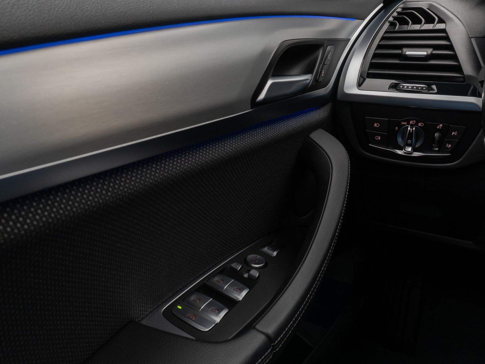 Fahrzeugabbildung BMW X3 xD20d xLine Kamera Panorama DAB HUD HiFi AHK